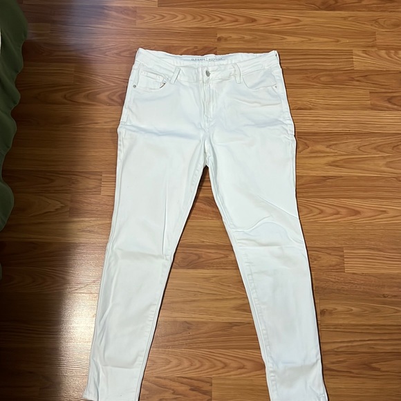Old Navy Denim - Old Navy Rockstar skinny leg white jeans with 5 pockets brand new, never worn